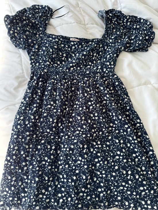 Francesca's Collections Dresses & Skirts - Francesca's Collections Navy and White Floral Puff-Sleeve Mini Dress